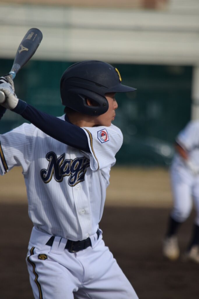 東大阪長田ボーイズの選手が打席に立つ公式写真