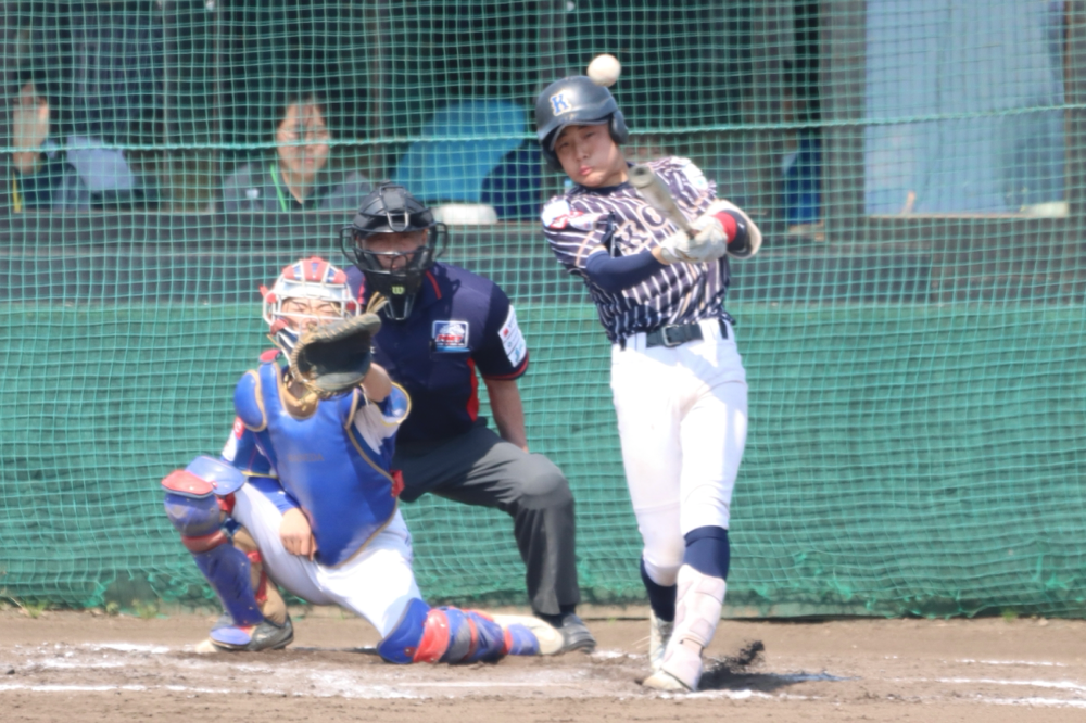 江東ポニー（江東ライオンズ）の選手が公式戦で打席に立つ公式写真